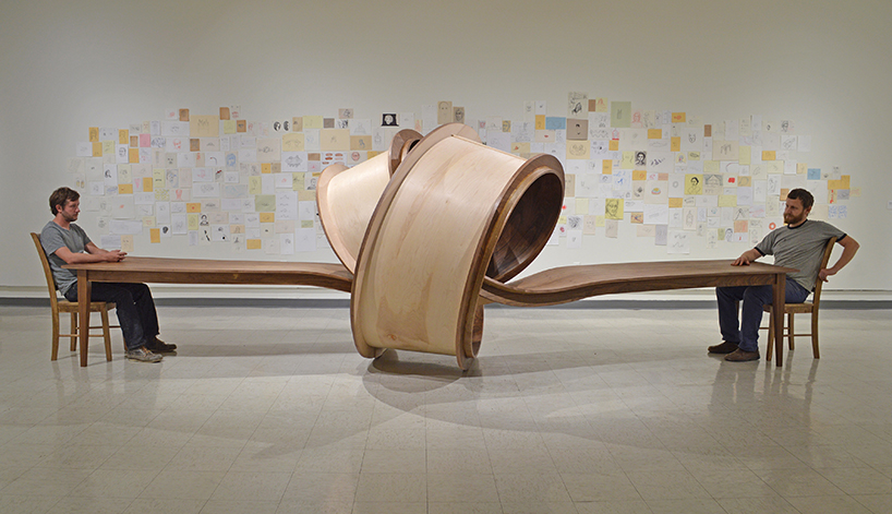  艺术家手中的扭曲日常生活物件