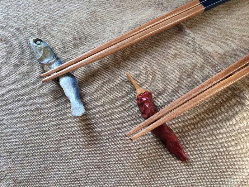 日本木雕师x'x'x'x将木块雕刻成逼真的食物